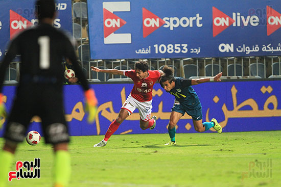  محمد هانى يحاول مراوغة لاعب إنبى