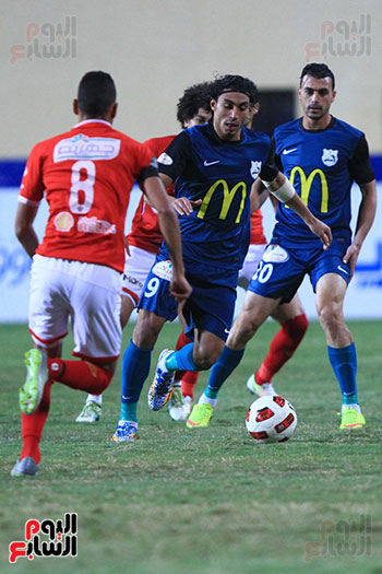  عمرو مرعى يحاول مراوغة مؤمن زكريا