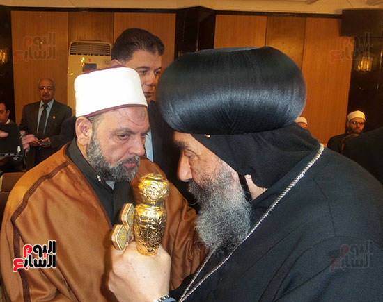 شيخ من أوقاف بورسعيد يصافح الأنبا تادرس فى تقديم واجب العزاء