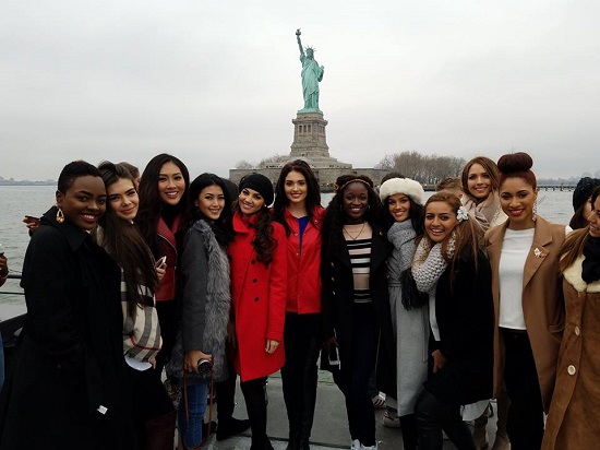 الملكات مع تمثال الحرية