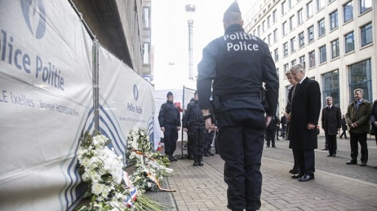 باقات الورد الأبيض بعد حادث بروكسل