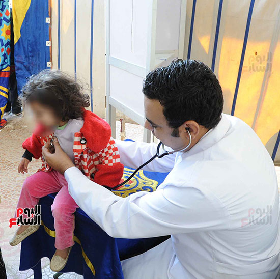 طبيب يعالج طفلة بالمجان 