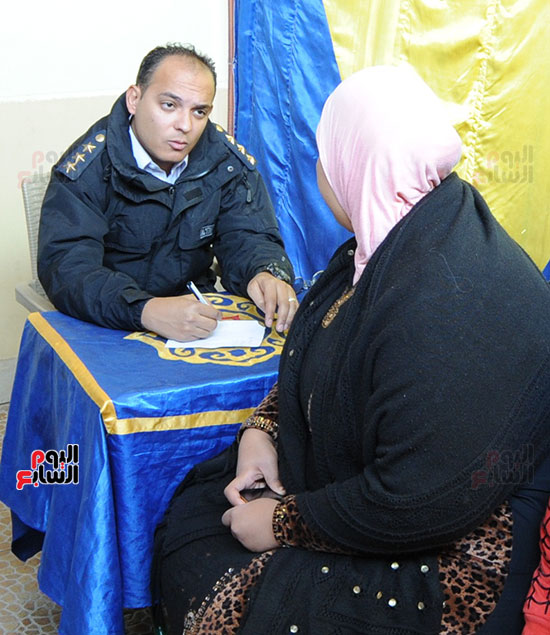 ضابط طبيب يستمع لشكوى سيدة 