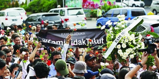 مسيرات بالورود بعد تفجيرات جاكرتا بإندونيسيا