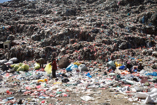 جبل من القمامة يحاصر صنعاء