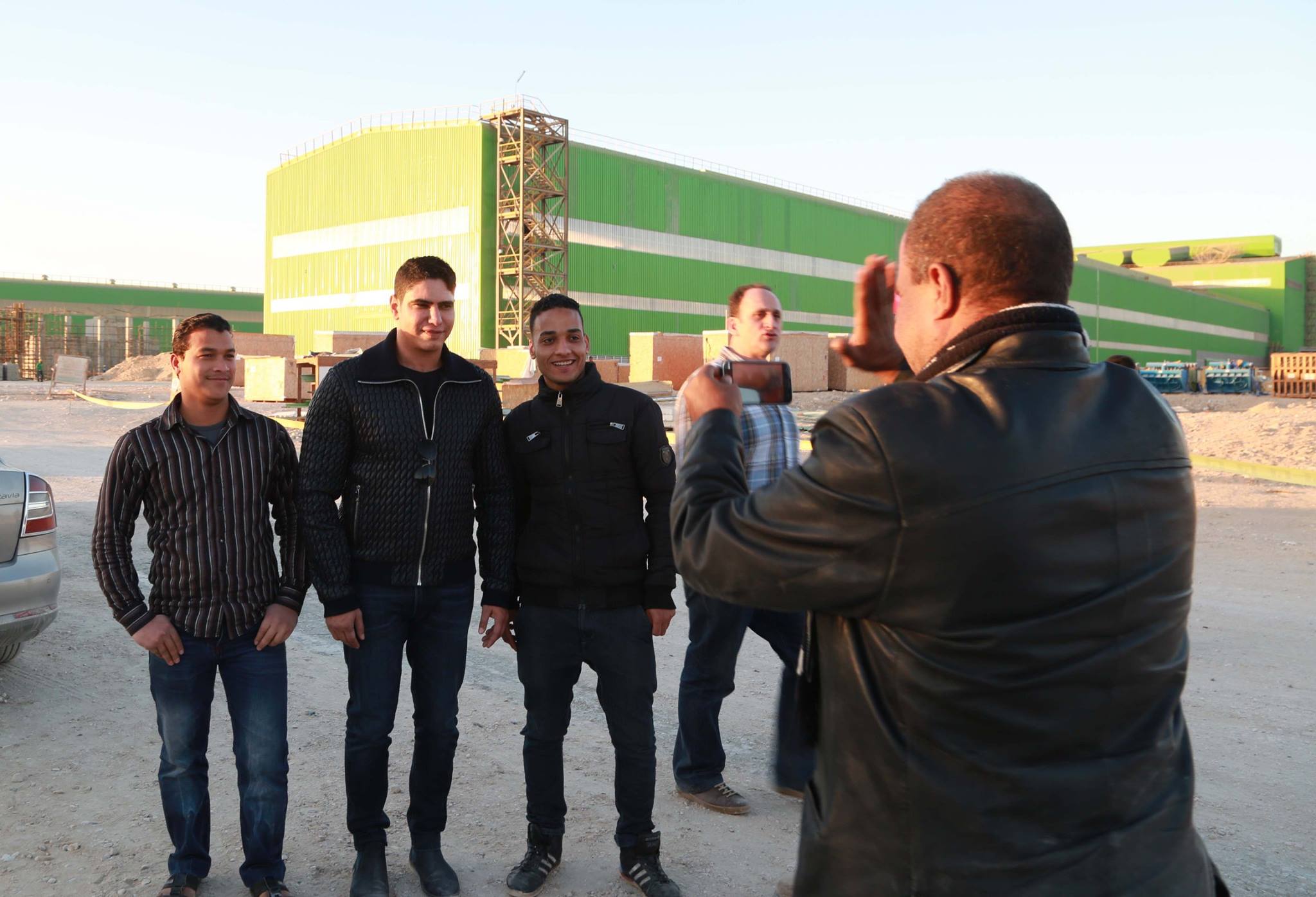 أبو هشيمة برفقة مجموعة من العاملين بالمصنع 