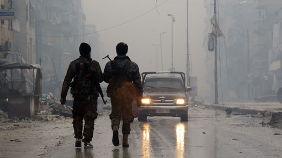 مقاتلون يتجولون فى شوارع أحياء شرق مدينة حلب