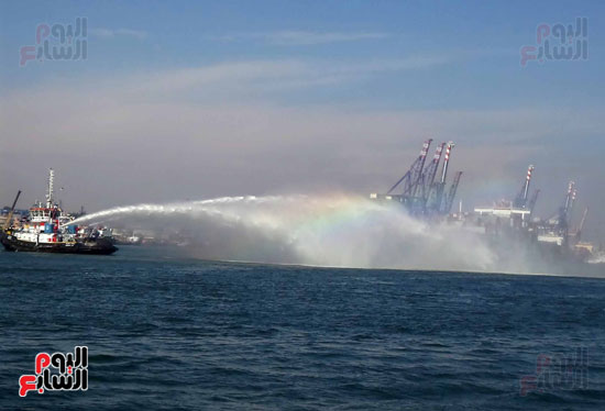 قاطرة الهيئة تلقى بالمياه على السفن العابرة للكوبرى احتفالا بتشغيله التجريبي