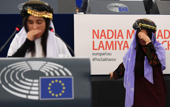 الفتاة الإيزيدية نادية مراد تبكى خلال تكريم البرلمان الأوروبى 