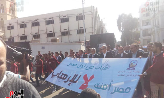  مسيرة يقودها محافظة قنا لتقديم واجب العزاء في ضحايا الكنيسة