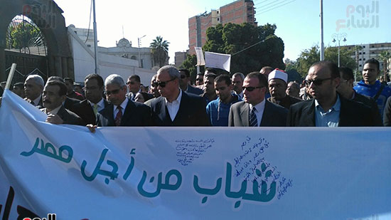 محافظ قنا والقيادات يحملون لافتة من أجل مصر