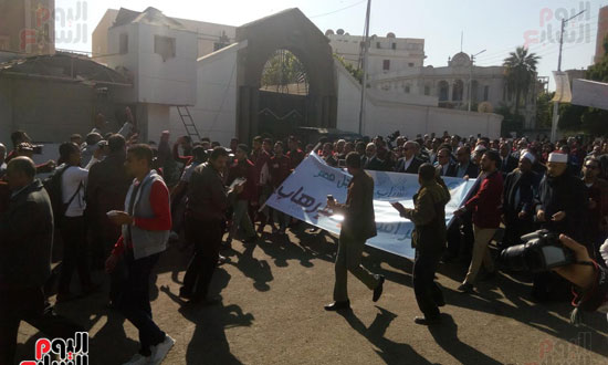 مسيرة يقودها محافظة قنا لتقديم واجب العزاء في ضحايا الكنيسة 