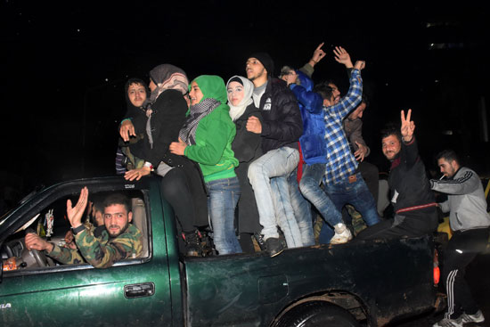 قوات الجيش السورى تنقل المدنيين إلى المعسكرات عقب دحر الإرهابيين شرق حلب