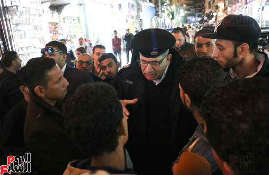 المتظاهرين الأقباط يتفاوضون مع أحدى قيادات الشرطة خارج الكنيسة لتقديم واجب العزاء