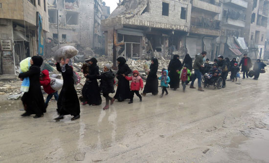 سيدات سوريات خلال نزوحهن من أحياء شرق حلب