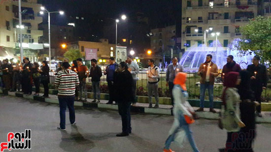 المحتجون يشعلون الشموع حزنا علي الضحايا