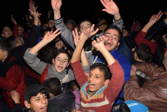 المواطنون يحتفلون بدخول الجيش السورى إلى شرق حلب