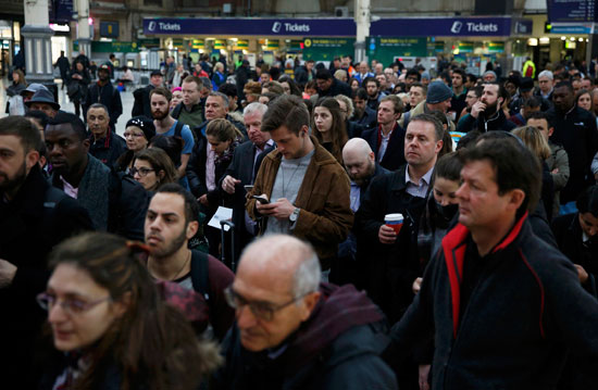 اضراب موظفين السكة الحديد فى بريطانيا يسبب تكدس ألآف الركاب