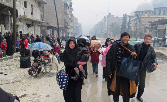 سوريون ينزحون من أحياء شرق مدينة حلب
