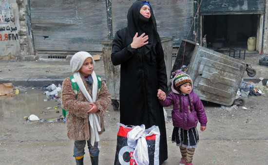 أسرة سورية نازحة من أحياء شرق حلب