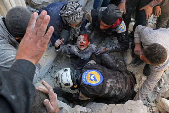 الدفاع المدنى السورى ينتشل طفل سورى من تحت الأنقاض