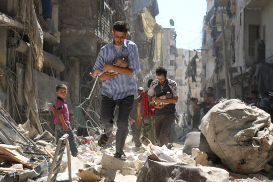 مدنيون سوريون يحملون أطفالهم الرضع عقب تحرير أحياء بشرق حلب