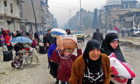 أسرة سورية نازحة من أحد الأحياء شرق حلب