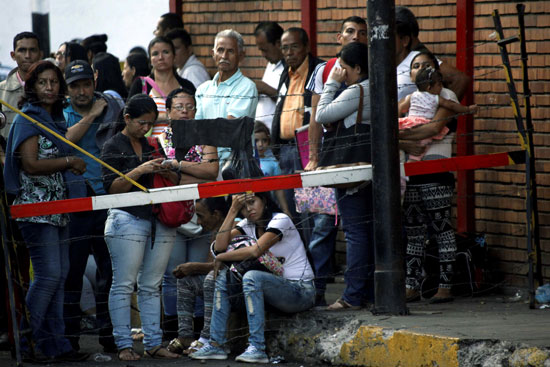 مئات من المواطنين فى فنزويلا يريدون العبور إلى كولومبيا والشرطة تنشر الحواجز