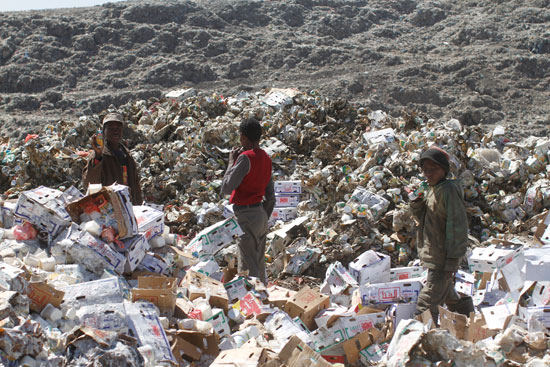 جانب من جبل القمامة فى اليمن 