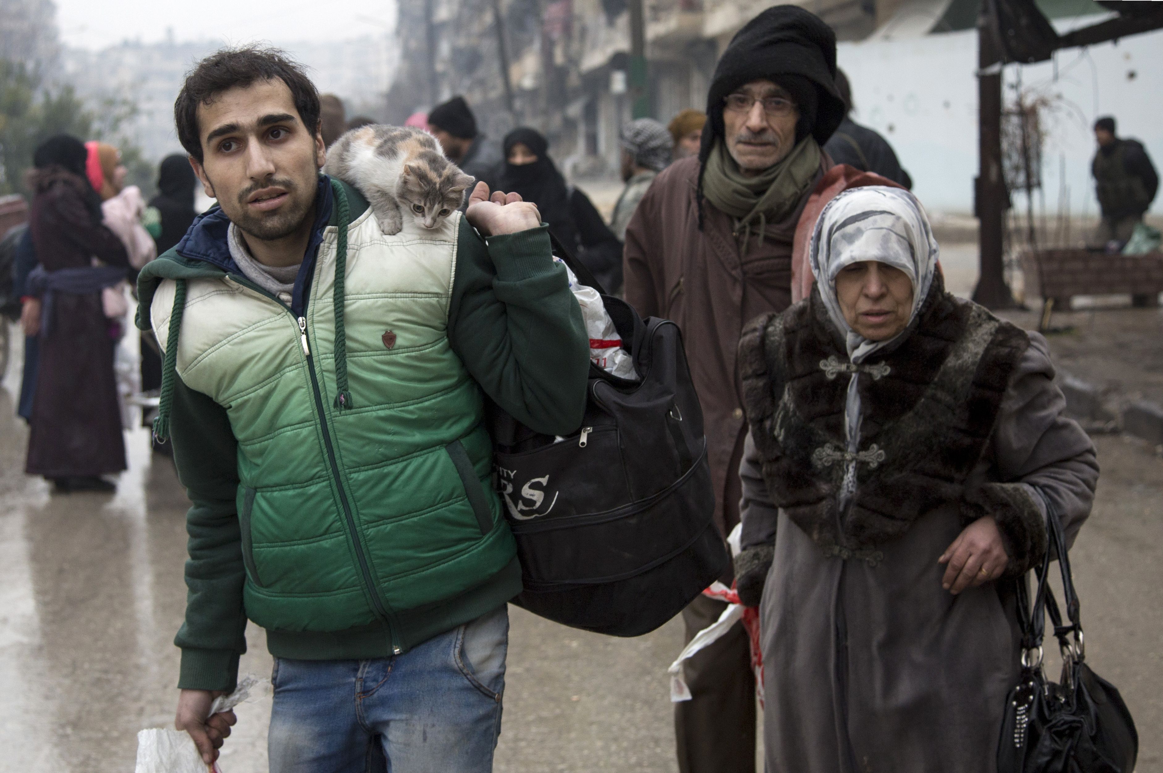 عملية ‘إجلاء السوريين من شرق حلب إلى المراكز الإنسانية