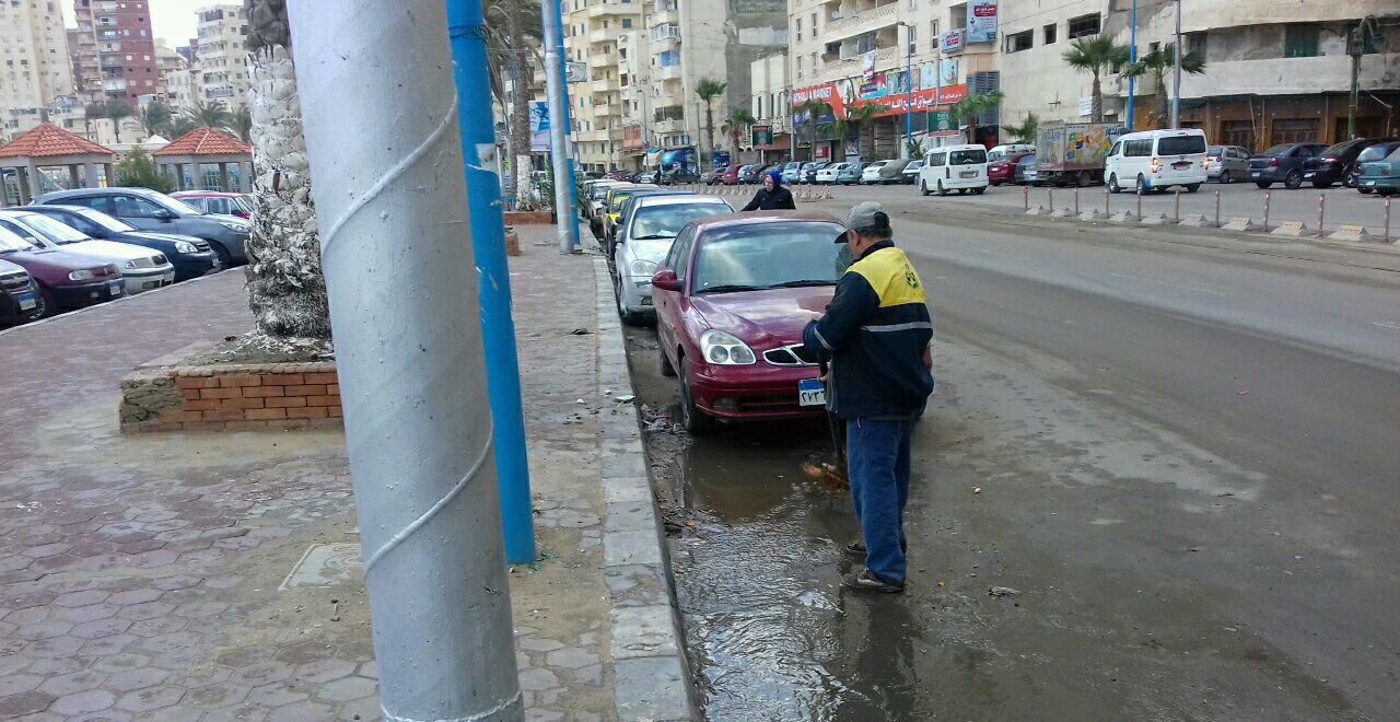  عمال الاحياء خلال رفع مخلفات النوة