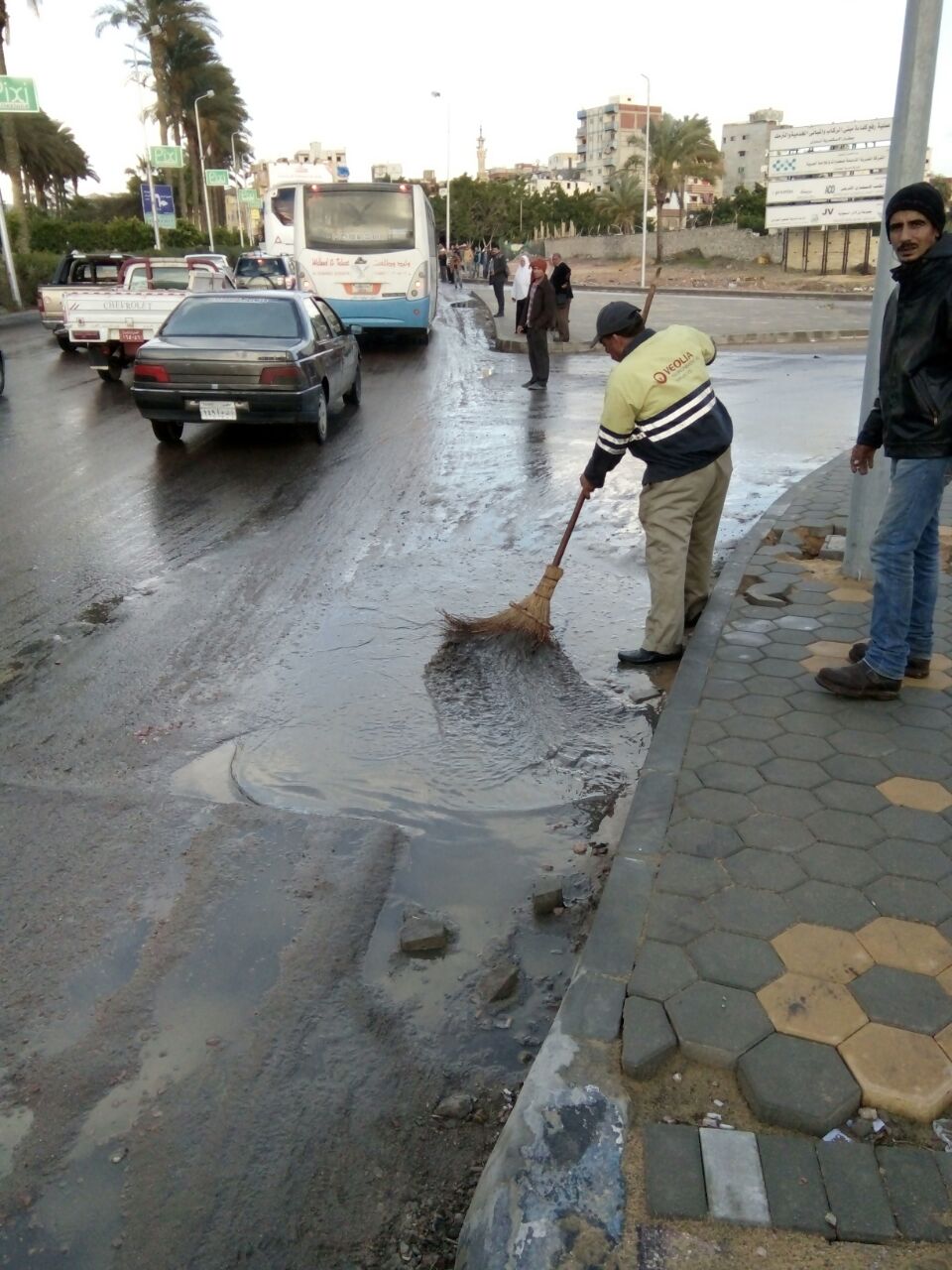  العمال خلال كسح المياه من الشوراع