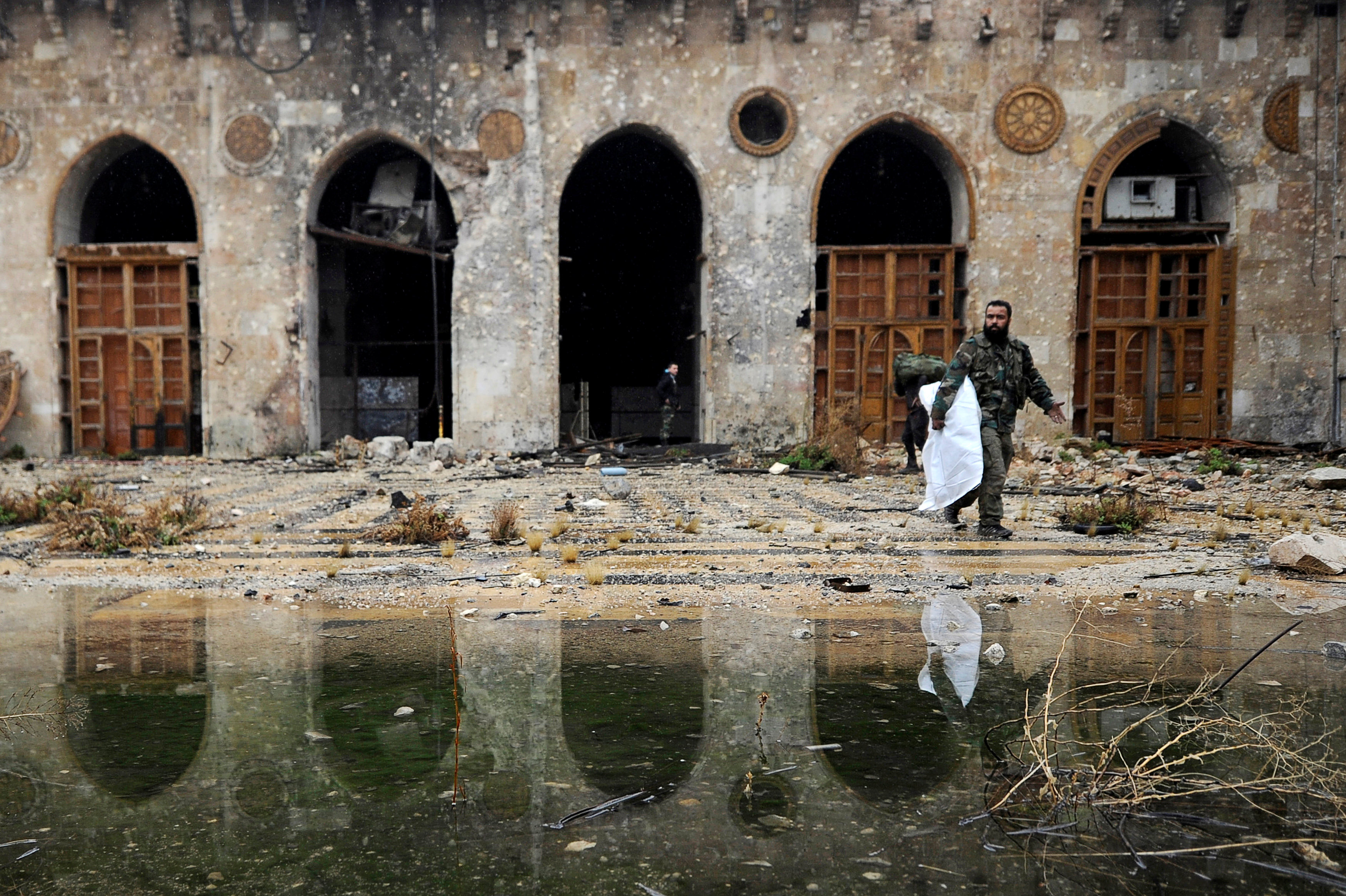الدمار والخراب داخل المسجد الأموى