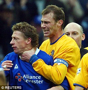 00BE66AB1000044C-4030774-Ferguson_gets_to_grips_with_Steffen_Freund-a-16_1481668325551