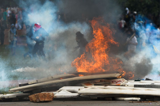  المحتجون يشعلون النيران