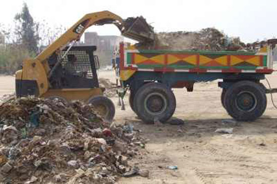 إزالة الرتش والقمامة من شوارع القرية