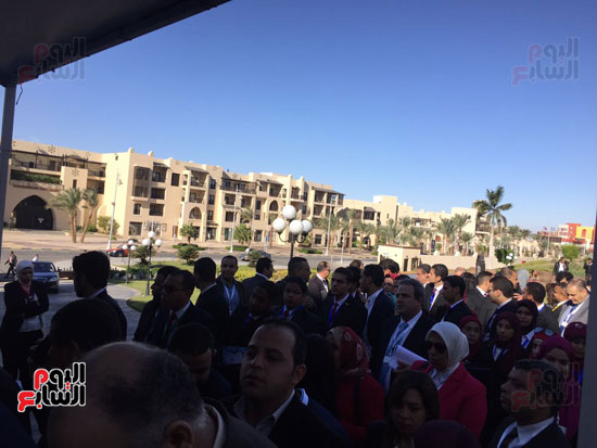 توافد الحضور على المؤتمر