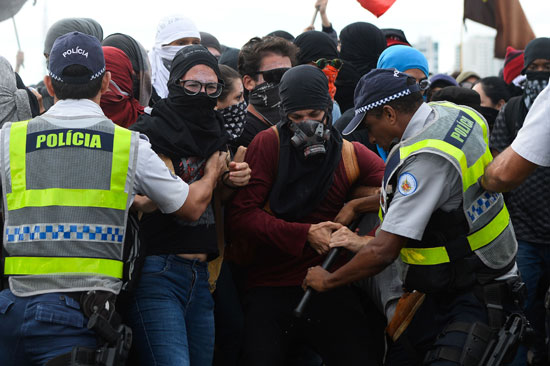 اشتباكات بين الشرطة والمحتجين