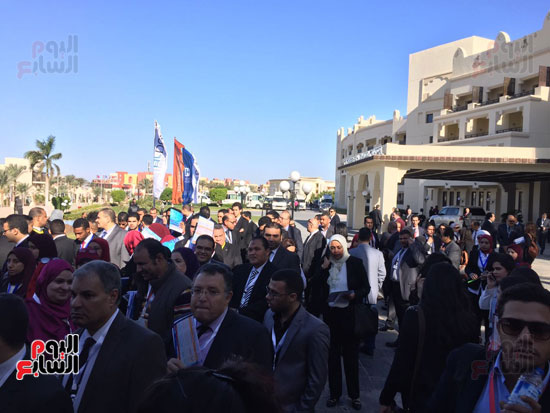 زحام خلال الدخول أمام مقر المؤتمر