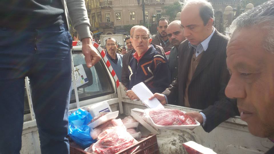 نائب محافظ القاهرةضبط سيارتين لبيع اللحوم الفاسدة أمام مسجد الفتح (1)