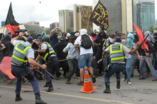 عنف الشرطة ضد المتظاهرين