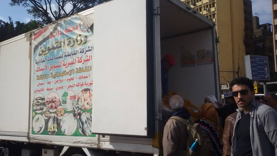 نائب محافظ القاهرةضبط سيارتين لبيع اللحوم الفاسدة أمام مسجد الفتح (2)