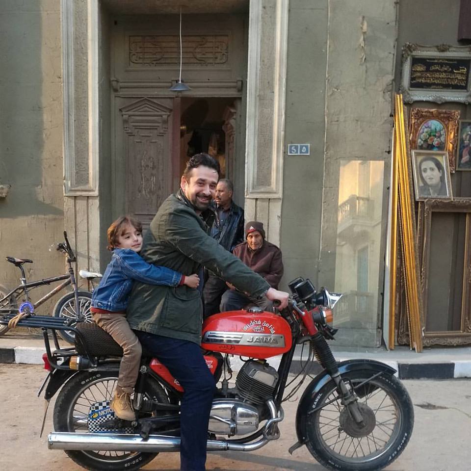 كريم عبد العزيز يستعين بدراجة بخارية فى مسلسله الزيبق