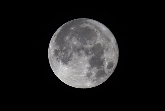 صورة للقمر العملاق أواخر عام 2016 فى سماء قرية القديس فلورينس فى ويلز 