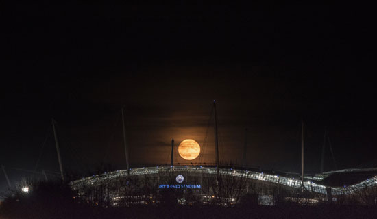 القمر العملاق يضئ سماء ملعب الاتحاد (ملعب مدينة مانشيستر) 