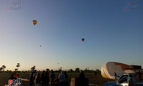 البالونات وهى طائرة فى السماء