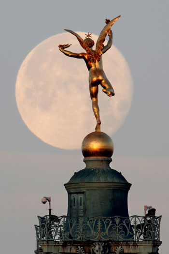 تمثال مارد الحرية  يلمع تحت أضواء القمر العملاق
