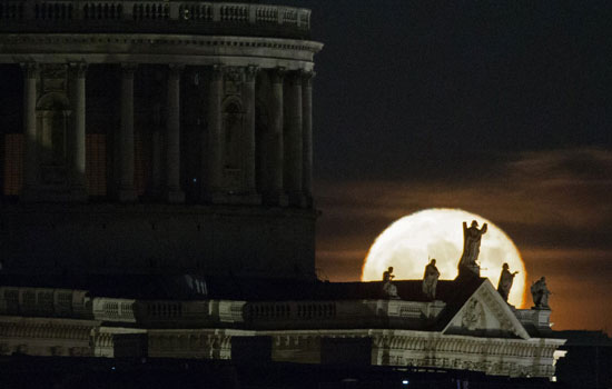 القمر العملاق يظهر أمام كاتدرائية القديس بولس فى وسط لندن 
