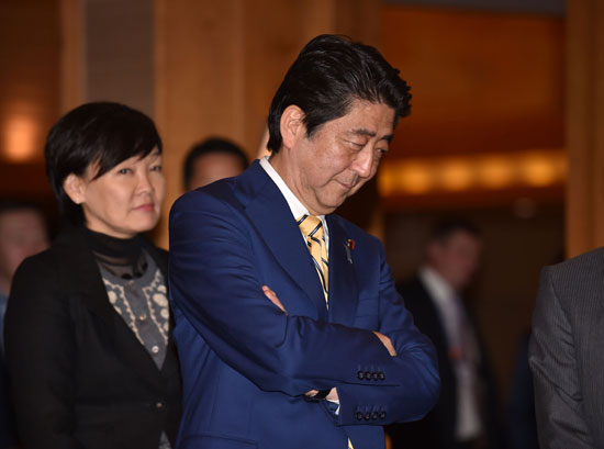 رئيس الوزراء اليابانى وزوجته1
