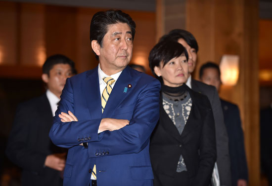 رئيس الوزراء اليابانى وزوجته